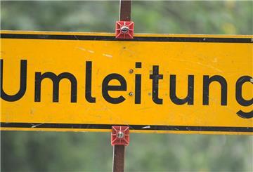 Ein Straßenschild mit der Aufschrift "Umleitung".