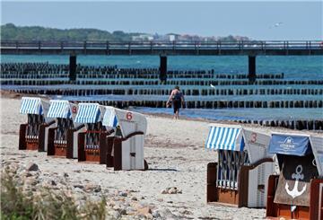  Strandkörbe stehen am Ostseestrand vor Seebrücke für Gäste bereit. 