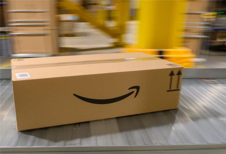 Schon zum 31. Januar! Amazon stellt beliebte Prime-Versandoption ein Ein Amazon-Paket rollt über ein Fließband. Ab dem 31. Januar 2025 wird Amazon eine beliebte Versandoption einstellen.