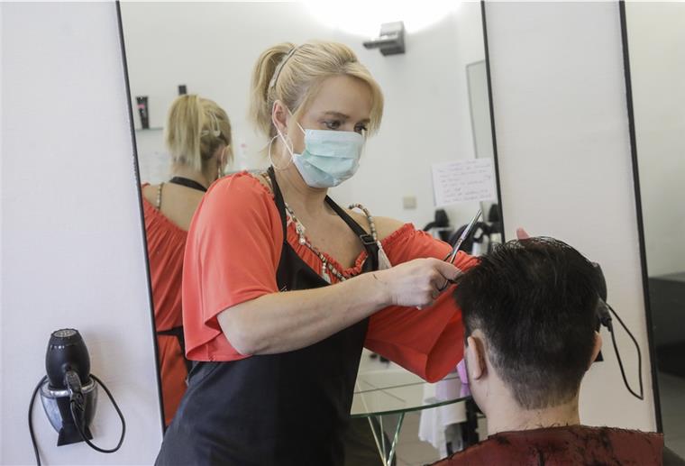 Friseursalons öffnen bald wieder Ab dem 4. Mai sollen die Friseurinnen und Friseure in der Wesermarsch wieder Kundinnen und Kunden bedienen dürfen.