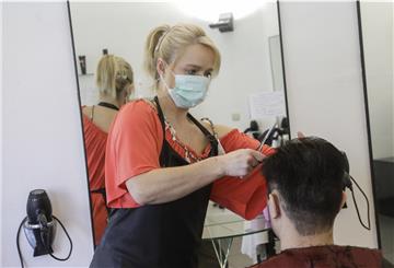 Ab dem 4. Mai sollen die Friseurinnen und Friseure in der Wesermarsch wieder Kundinnen und Kunden bedienen dürfen.