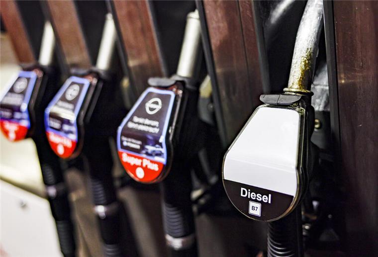 EU-Staaten wollen Preis für russische Dieselexporte begrenzen Die Zapfpistole an einer Tankstelle ist mit dem Schriftzug "Diesel B7" versehen.