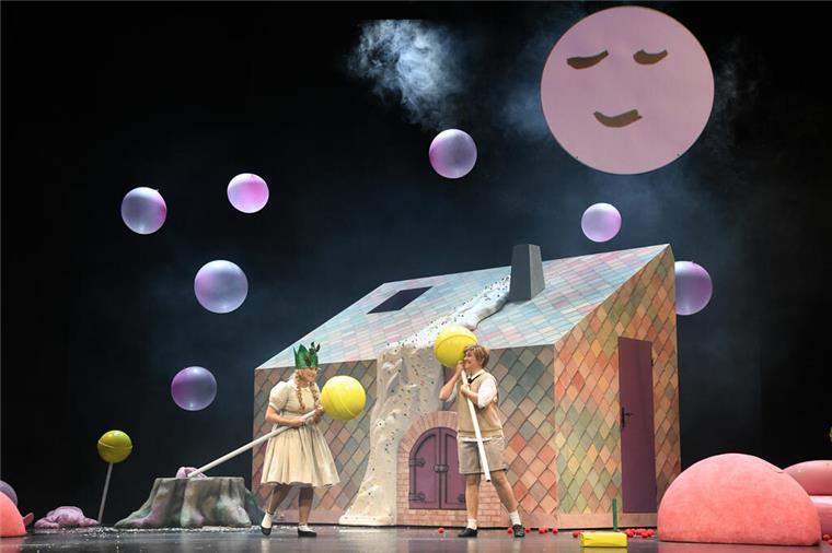 Die Vorweihnachtszeit im Stadttheater: Hänsel, Gretel und der Messias Aufführung "Hänsel und Gretel"