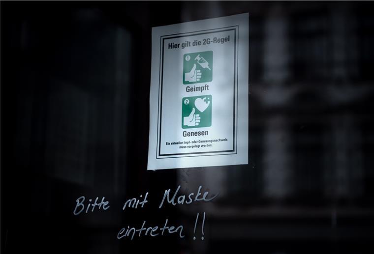 Weil: 2G gilt wohl bald auch für Zwölf- bis 17-Jährige Ein Schild an der Eingangstür eines Geschäfts weist auf die 2G-Regel hin.