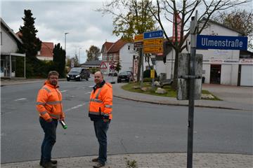 Ab der Einmündung in die Ulmenstraße, wo sich Mario Böschen (rechts) und Stefan Frerichs gerade besprechen, Richtung Nordenham wird die Ortsdurchfahrt saniert.