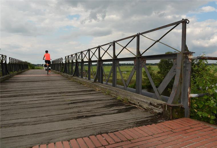 Radweg zwischen Schiffdorf und Spaden gesperrt Ein Fahrradfahrer auf der Schiffdorfer Stauschleuse.
