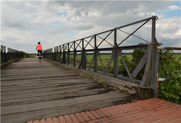 Ein Fahrradfahrer auf der Schiffdorfer Stauschleuse.