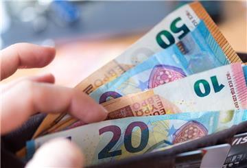 Eine Person zählt Geld. Für viele Rentner kommt im Dezember eine Nachzahlung.