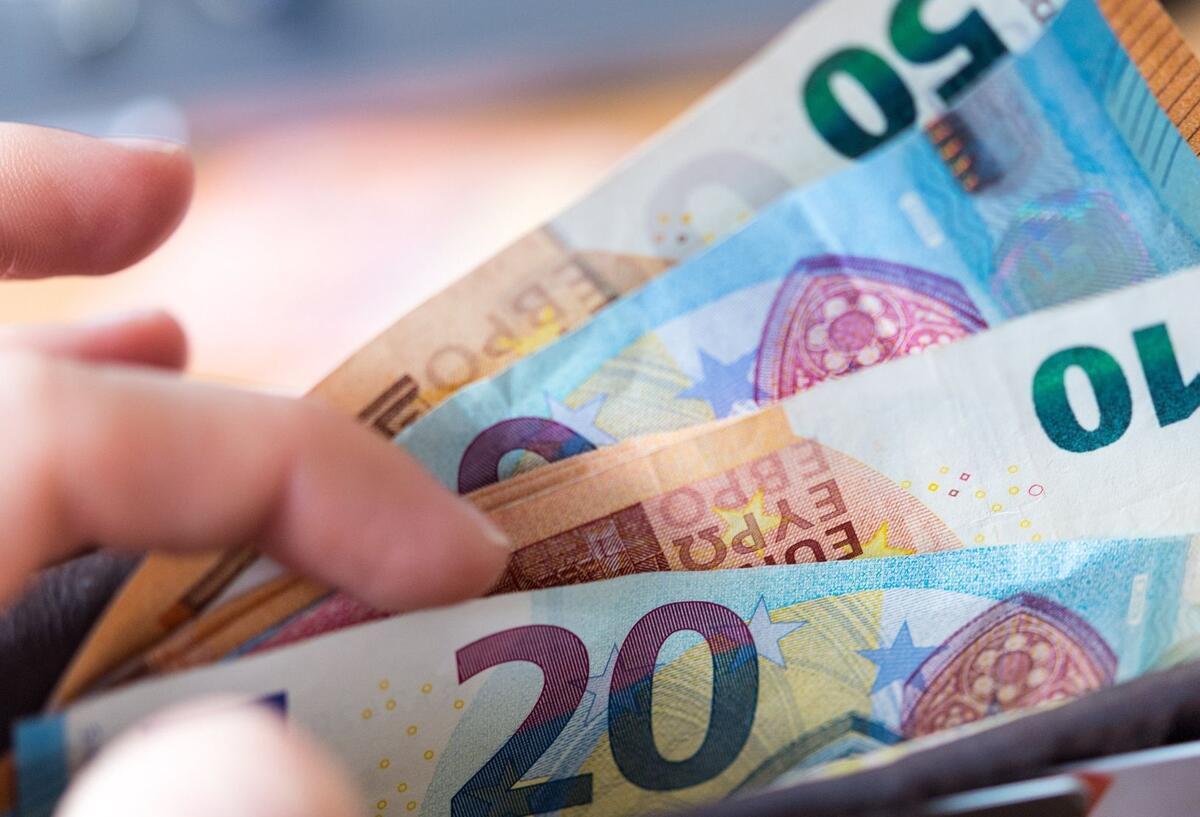 Eine Person zählt Geld. Für viele Rentner kommt im Dezember eine Nachzahlung.