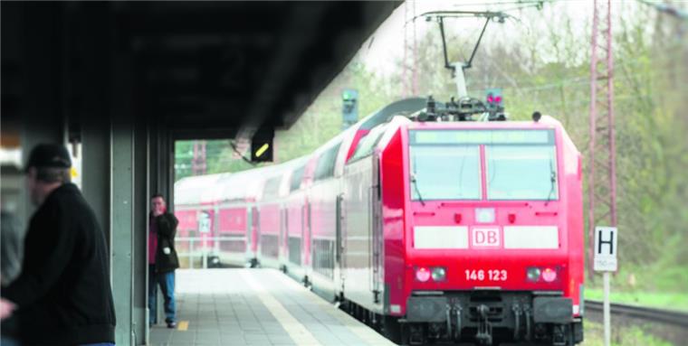 Bremerhaven - Bremen: Bahnverkehr rollt erst ab Dienstag wieder Ab Dienstag sollen die Züge der Bahn wieder freie Fahrt zwischen Bremerhaven und Bremen haben.