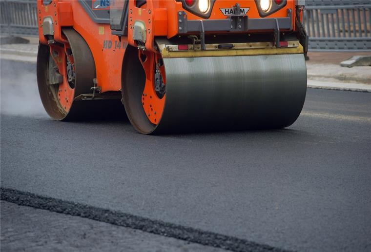 Ab Ende Juni bekommt ein Teilstück der alten B 211 eine neue Asphaltdecke.