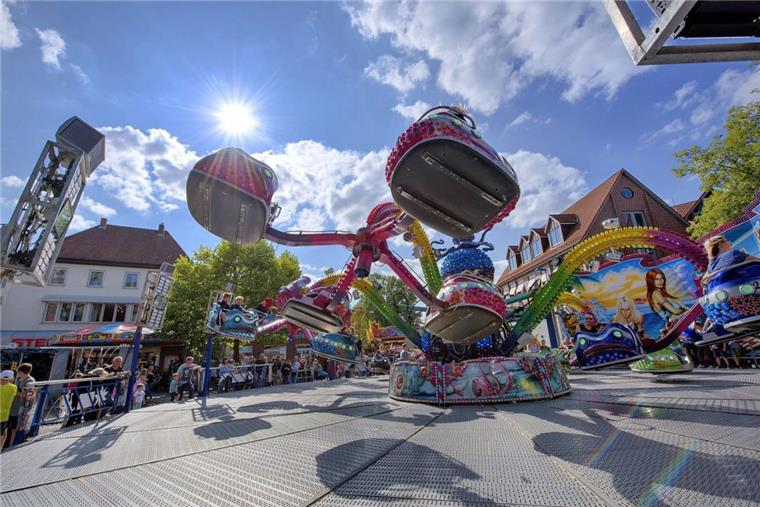 "Stadtzauber": Zeven wird Treffpunkt für Abba-Fans Ab Freitag geht es rund in Zeven. Das „Stadtzauber“-Wochenende vereint zum fünften Mal Jahrmarkt, Stadtfest und Shopping mit Aktionen wie dem Bürgerfrühstück, dem Entenrennen und einem Boule-Turnier.