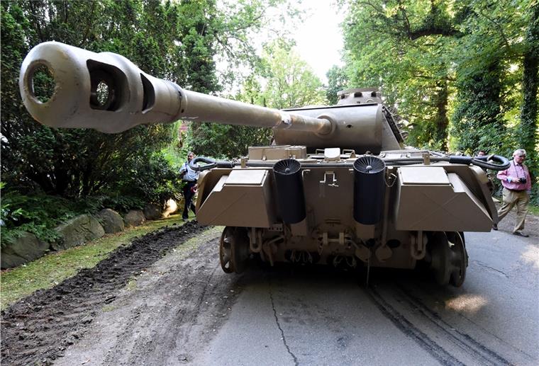 Panzer und Torpedo im Keller: 84-Jähriger vor Gericht Ab Freitag muss sich ein Mann wegen unerlaubten Besitzes dieses Wehrmachtspanzers vom Typ „Panther“ vor dem Landgericht Kiel verantworten.