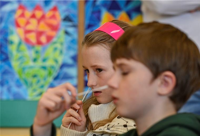 Corona-Test in Schulen ist ab heute Pflicht Zwei Schulkinder führen in einem Klassenraum einen Corona-Schnelltest bei sich durch.