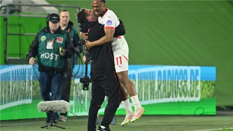Ab in die Arme: Lois Openda freut sich mit RB-Trainer Zsolt Löw.