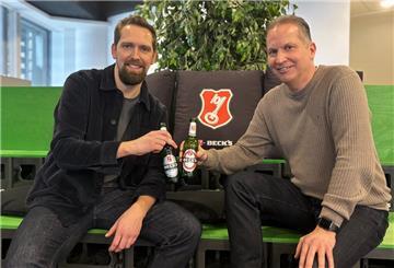 Zwei Männer stoßen mit Bier an