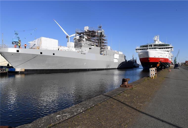 Im Fischereihafen gibt es eine doppelte Schiffstaufe Fregatten-Neubau im Bremerhavener Fischereihafen.