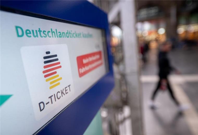 Preiserhöhung kommt: Soviel kostet das Deutschlandticket ab 2025 Ein Hinweis für das Deutschlandticket steht auf einem Fahrkartenautomaten. (zu dpa: «Kostendeckung vs. Attraktivität: Preisdebatte um D-Ticket»)