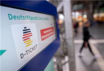 Ein Hinweis für das Deutschlandticket steht auf einem Fahrkartenautomaten. (zu dpa: «Kostendeckung vs. Attraktivität: Preisdebatte um D-Ticket»)