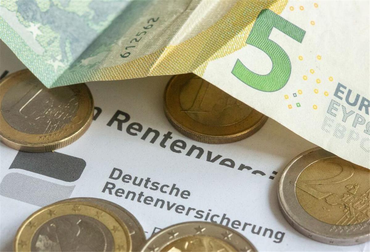 Geldscheine und Münzen liegen auf einem Brief der Deutschen Rentenversicherung. Ab Juli gibt es für Rentner mehr Geld. Wie viel, das teilt die Deutsche Rentenversicherung in einem Brief mit, der im Juni kommt.