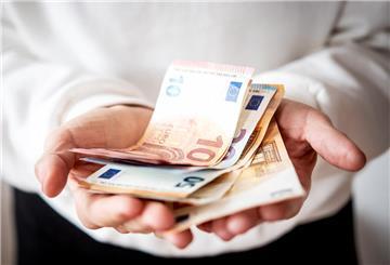 Eine Person hält Geldscheine in den ausgebreiteten Händen. Die Rentenanpassung kommt im Juli: Wer schon länger in Rente ist, bekommt die Erhöhung früher als andere.