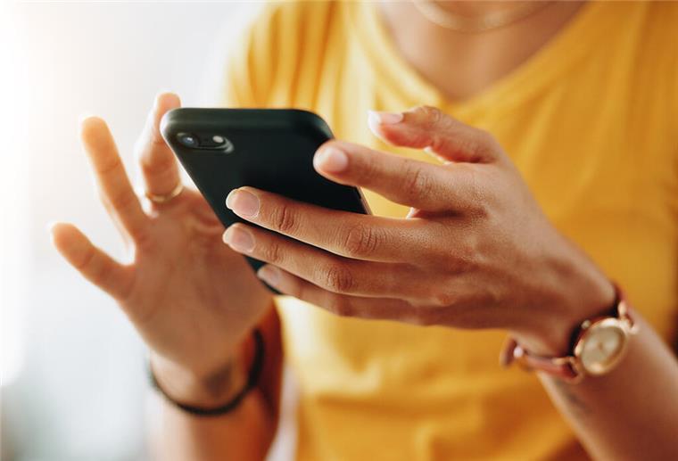 6 neue Regeln ab Juni 2025: Diese Änderungen sollte jeder in Deutschland kennen Eine Frau hält ein Smartphone in der Hand. Ab Juni 2025 ändern sich in Deutschland 6 wichtige Regeln. Eine davon betrifft auch Smartphones.