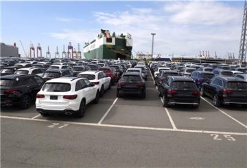 Ab kommender Woche wird am Autoterminal Bremerhaven schrittweise Kurzarbeit eingeführt, weil immer weniger Fahrzeuge den Hafen erreichen. Etliche Automobilwerke sind wegen der Corona-Krise geschlossen. Foto: Scheer