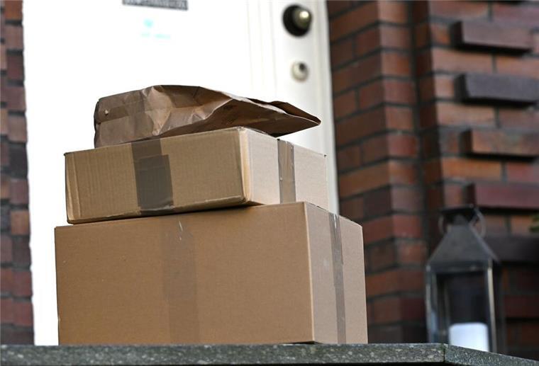 Jetzt ist Schluss! DHL stellt Mitte Mai beliebten Paket-Service ein Drei Pakete liegen am Ende einer Treppe vor einer Haustür. DHL wird ab Mai auf einen beliebten Service verzichten.