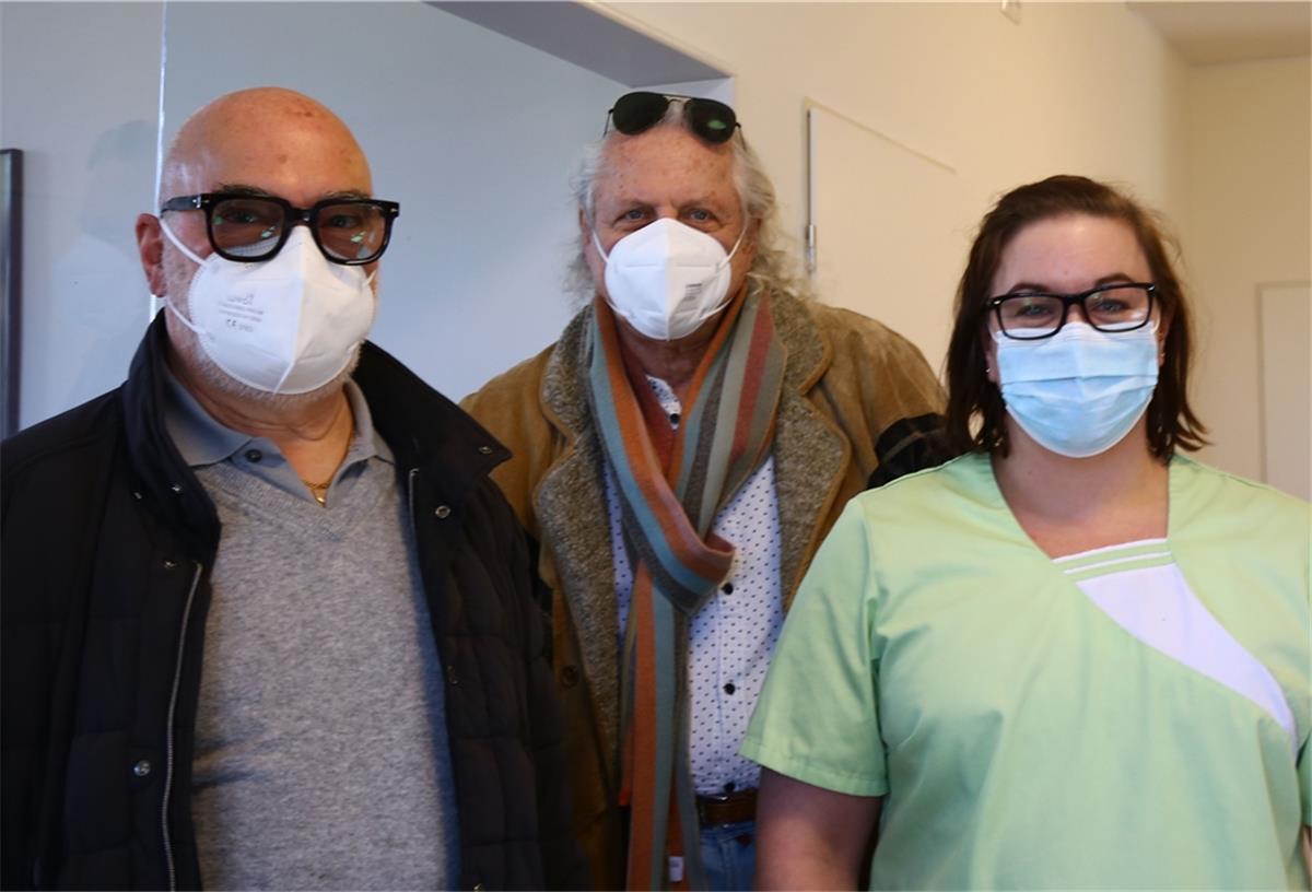 Stollhamm: Montag öffnet die neue Praxis Ab Montag sind Dr. Gert von Heugel (links) und Sarah Holm als medizinische Fachangestellte (rechts) in der Praxis im Küsterhaus in Stollhamm für die Patienten da - im Auftrag von Dr. Robert Ceskel (Mitte).