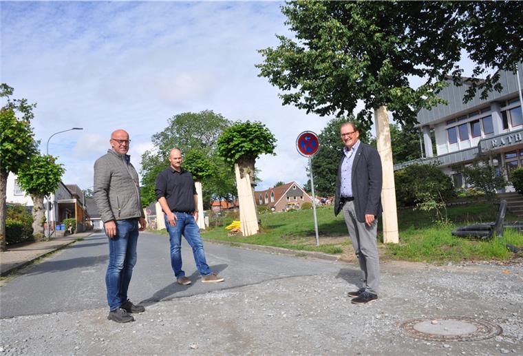 Gnarrenburg: Bahnhofstraße wird gesperrt Ab nächsten Donnerstag beginnt die Sanierung der Bahnhofstraße im Zuge der Dorferneuerung. Das Niveau der Straße wird leicht angehoben, die Entwässerung und die Nebenanlagen müssen ebenfalls erneuert werden. Bürgermeister Axel Renken (von rechts), Bauamtsmitarbeiter Boris Aldag und Bauunternehmer Reiner Brodtmann sind zuversichtlich, dass die Vollsperrung nur während der Sommerferien nötig sein wird.