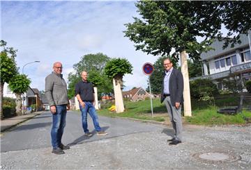Ab nächsten Donnerstag beginnt die Sanierung der Bahnhofstraße im Zuge der Dorferneuerung. Das Niveau der Straße wird leicht angehoben, die Entwässerung und die Nebenanlagen müssen ebenfalls erneuert werden. Bürgermeister Axel Renken (von rechts), Bauamtsmitarbeiter Boris Aldag und Bauunternehmer Reiner Brodtmann sind zuversichtlich, dass die Vollsperrung nur während der Sommerferien nötig sein wird.