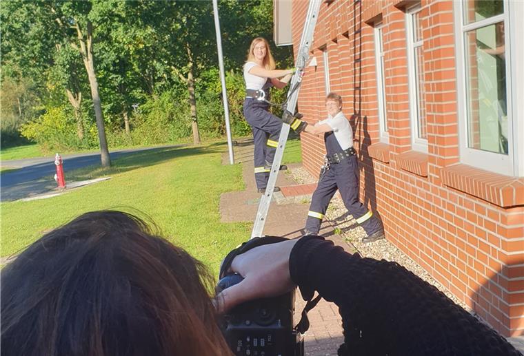 Beverstedter Feuerwehrfrauen werben mit neuem Kalender Feuerwehrfrauen Beverstedt posieren für Kalender