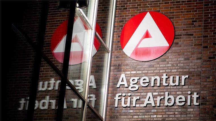 Der Schriftzug „Agentur für Arbeit“ hängt an einem Gebäude der Bundesagentur für Arbeit. Ab Oktober gelten im Jobcenter Cuxhaven neue Öffnungszeiten und feste Telefonzeiten.