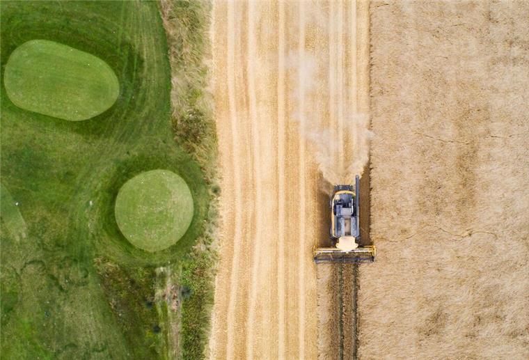 Neuer Dürreatlas für Niedersachsens Landwirte! PRODUKTION - «Wasser wird immer knapper, wir haben keinen gesunden Boden mehr»: Landwirt Benedikt Bösel. Foto: Patrick Pleul/dpa
