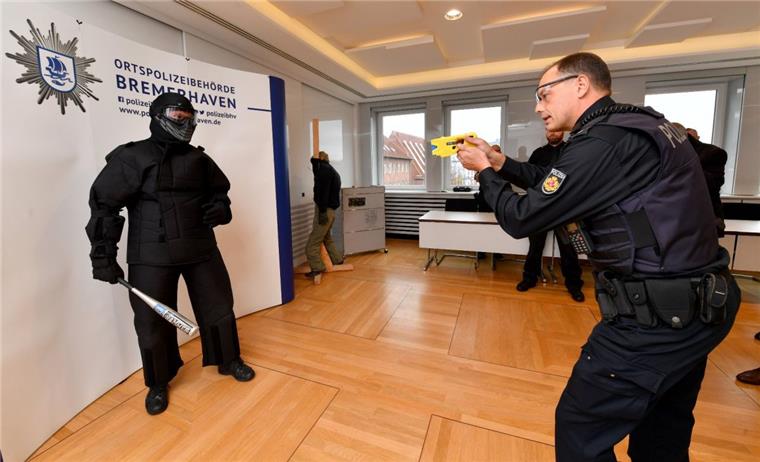 Polizei Bremerhaven nutzt jetzt Taser im Einsatz Ab sofort sind die gelben Taser bei der Polizei Bremerhaven im Einsatz. Sie lähmen das Gegenüber für fünf Sekunden.