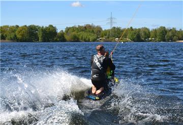 Ab Sonnabend ist die große Wasserski-Anlage am Spadener See geöffnet. Wegen Corona muss aber online vorgebucht werden.