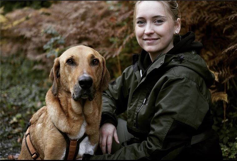 Tipps: Nur noch gut gesichert mit dem Hund Gassi gehen Hundetrainerin Christin Steinmeier und ihr Hund Malcom machen einen Stopp auf ihrer "Insel"-Gassiroute.