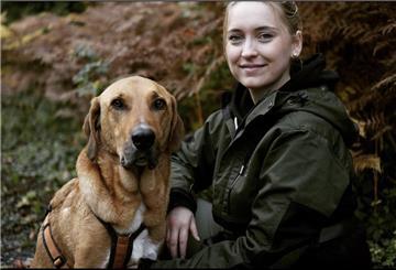 Hundetrainerin Christin Steinmeier und ihr Hund Malcom machen einen Stopp auf ihrer "Insel"-Gassiroute.
