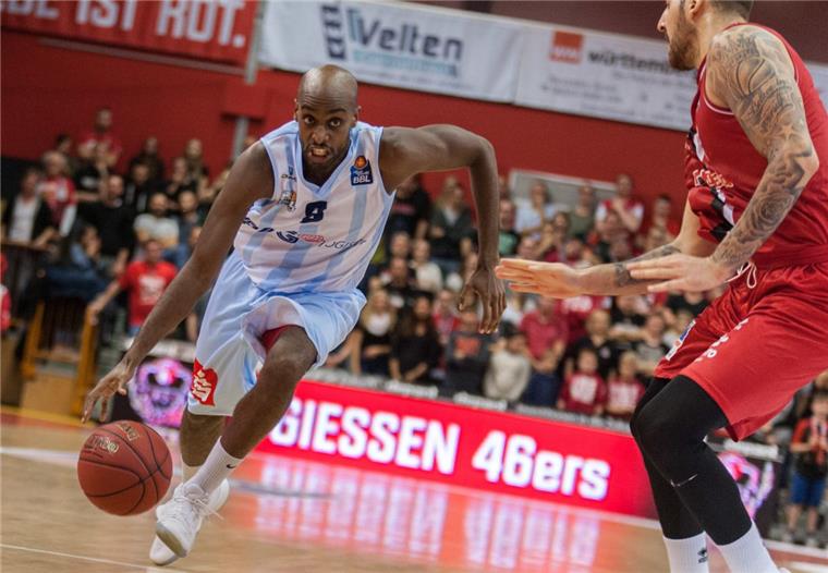 Eisbären verpatzen Generalprobe vor Bayern-Kracher Ab zum Korb: Johnny Berhanemeskel (l.) gegen den Gießener Mahir Agva.