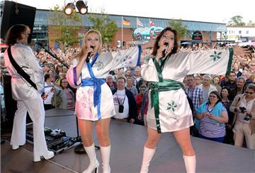 ABBA Review ist beim Musiksommer immer ein Besuchermagnet. Immer wieder hat die Tribute-Band die Besucher im Schaufenster mitgerissen. Im August sind sie wieder in Bremerhaven.