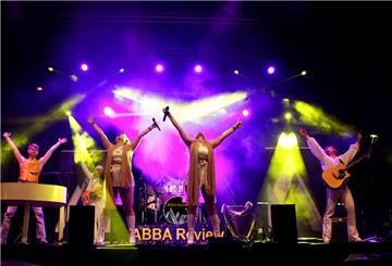 Die Band  ABBA Review tritt beim Bremerhavener Musiksommer auf.