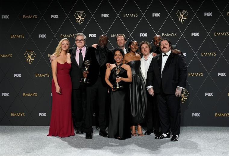 Abby Elliott (l-r), Oliver Platt, Edwin Lee Gibson, Ebon Moss-Bachrach, Liza Colon-Zayas, Ayo Edebiri, Jeremy Allen White, Lionel Boyce und Matty Matheson gewannen für „The Bear“.