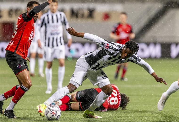 Talent aus Loxstedt steigt in Holland in die erste Liga auf Abdenego Nankishi im Trikot von Heracles Almelo