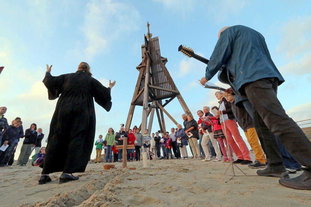 500 Seelsorge-Einsätze zwischen Strandkorb und Wattwagen Abendandacht mit Urlauberseelsorgerin Maike Selmayr (li.) am Strand der Grimmershoerner Bucht vor Cuxhaven, am Fuss der Kugelbake. Regelmaessig feiert Selmayr hier am Wahrzeichen der Stadt Cuxhaven und am noerdlichsten Punkt Niedersachsens eine abendliche Strandandacht, zu der Urlauber sogar bei Orkanboeen kommen.