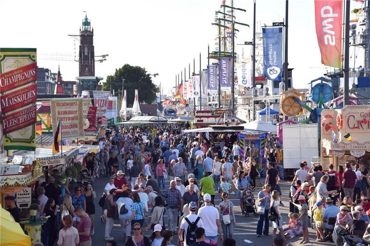 Abendlicher Bummel über das Seestadtfest in Bremerhaven.