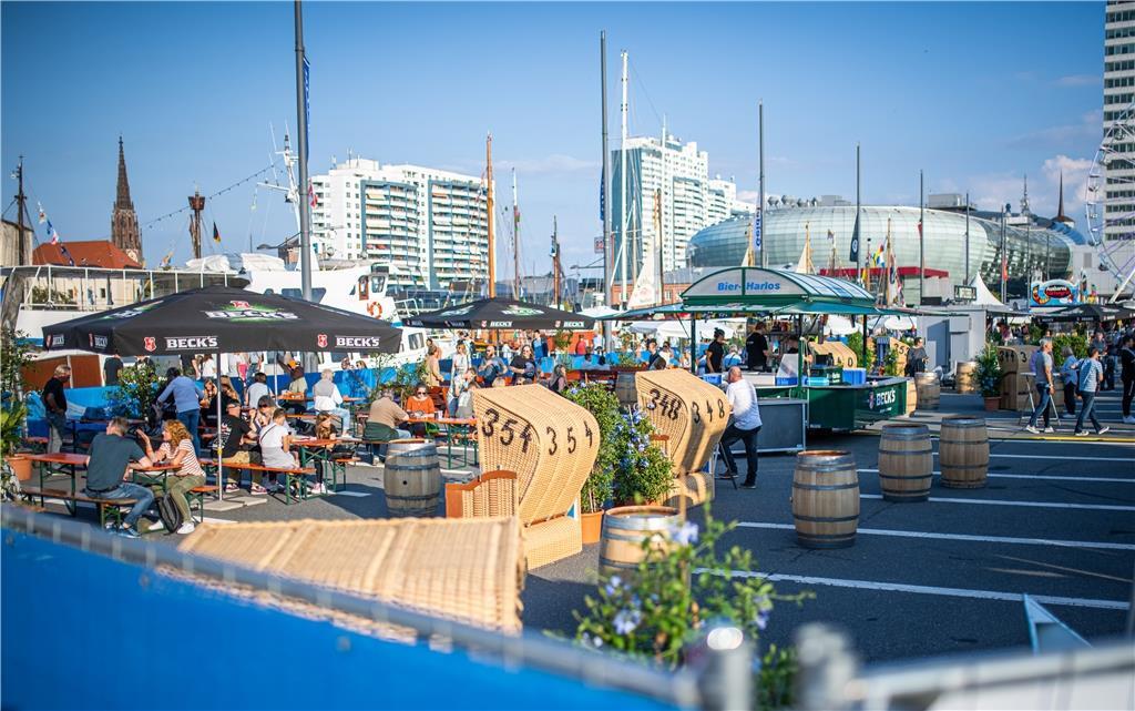 Abendstimmung am Neuen Hafen in der sogenannten Hafen-Kneipe.  