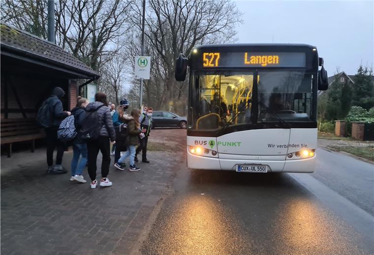 Sanierung Hymendorf: Shuttlebus lässt weiter auf sich warten Abfahrt an der Haltestelle „Hymendorf Siedlung“ am Montagmorgen: Zumindest für einen Teil der Schüler in der Ortschaft sind die Fußwege durch die „neue“ Haltestelle kürzer geworden.