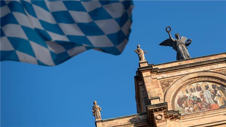 Aigner: Landtagsreden im Fußballtrikot „durchaus denkbar“ Abgeordnete im bayerischen Landtag müssen bei ihrer Kleidungsauswahl die Würde des Hohen Hauses wahren.