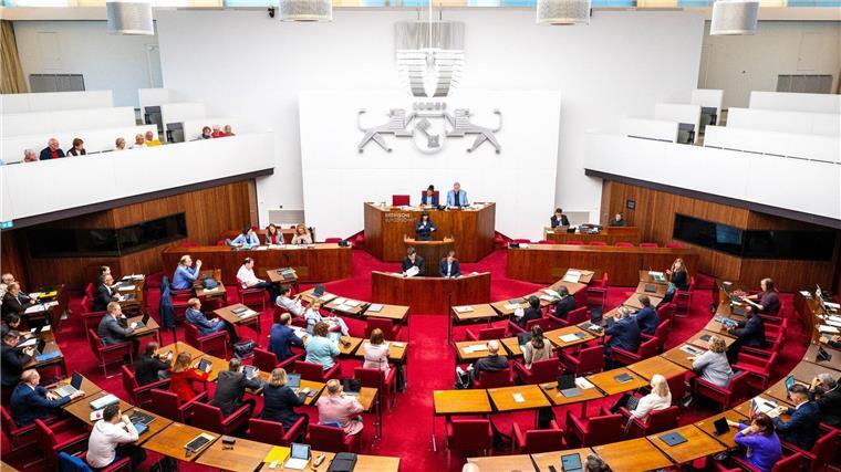 Abgeordnete nehmen an der Bürgerschaftssitzung im Plenarsaal teil.