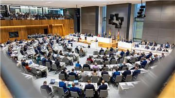 Abgeordnete nehmen im Plenarsaal an einer Sitzung des Landtags in Niedersachsen teil.